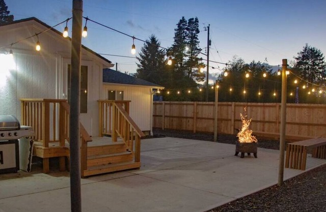 The Westport Whitehouse - Spacious home w/2 rooms & 4 beds