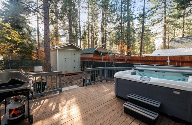 The Wolf Lodge - Hot Tub, Fireplace, Fenced Yard, Barbecue