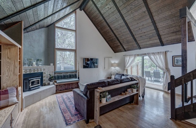 The Woodland Chalet - Unique Storybook Charm among the Ponderosa Pines - Hot Tub