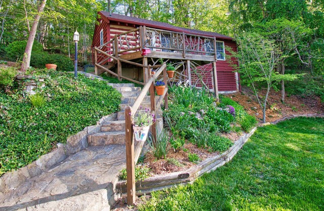 The Woodlands Cottage-Deck, Views & King Sized Brass Bed