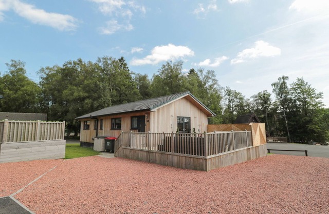 THE WOODSIDE, pet friendly, with hot tub in Otterburn