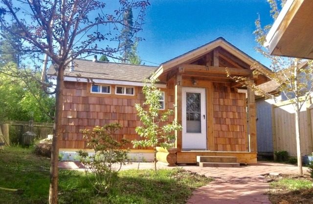 The Writer's Cabin, Jacuzzi, Fireplace, in Town!