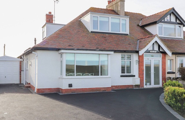 THE YATT, family friendly, character holiday cottage in Rhos-On-Sea