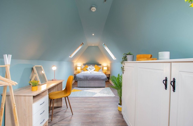 The Yellow Door by Shortstays, Sleeps 25, 2 mins from Temple Bar!