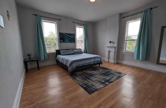 Third Floor King Bed w/Off-Street Parking Near SSM/Children's Hospital