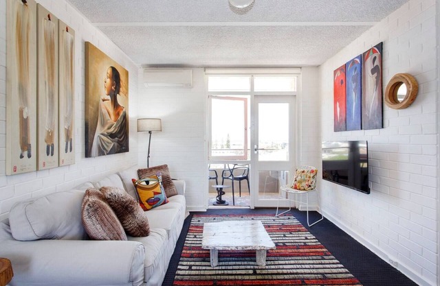 This apartment is a 1 bedroom(s), 1 bathrooms, located in Fremantle, WA.