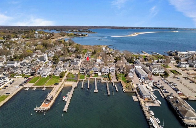 This apartment is a 1 bedroom(s), 1 bathrooms, located in Stonington, CT.