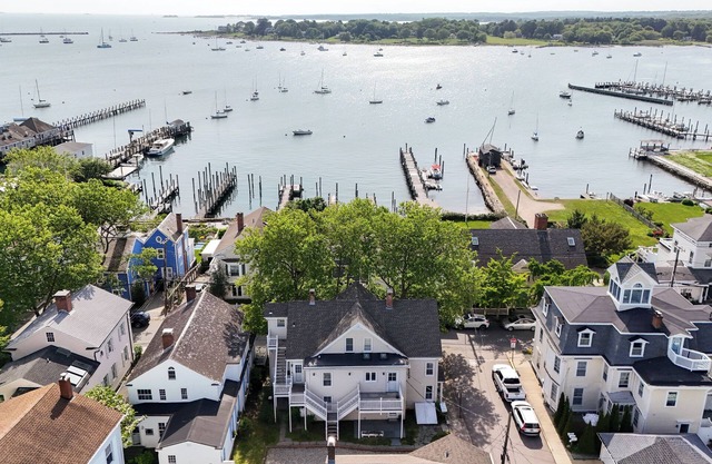 This apartment is a 2 bedroom(s), 1 bathrooms, located in Stonington, CT.