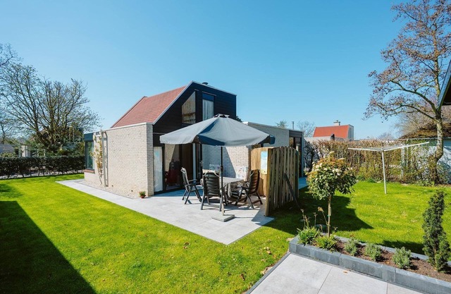 This charmingly decorated bungalow is located in a very quiet dead-end street on the award-winning holiday park De Klepperstee, just behind the dunes in Ouddorp.