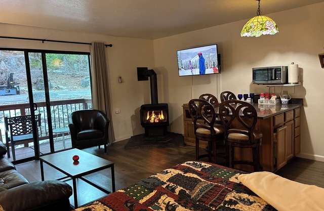 This cozy condo is centrally located within the Yosemite park boundary.