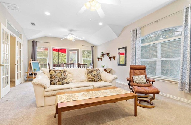 This guest house is a 2 bedroom(s), 1.5 bathrooms, located in Austin, TX.