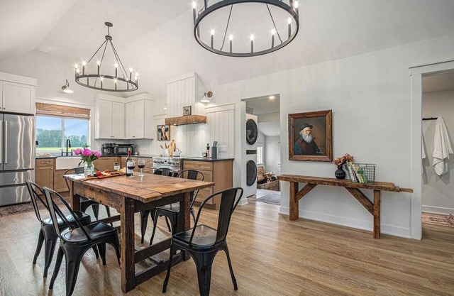 This house is a 2 bedroom(s), 2 bathrooms, located in South Haven, MI.