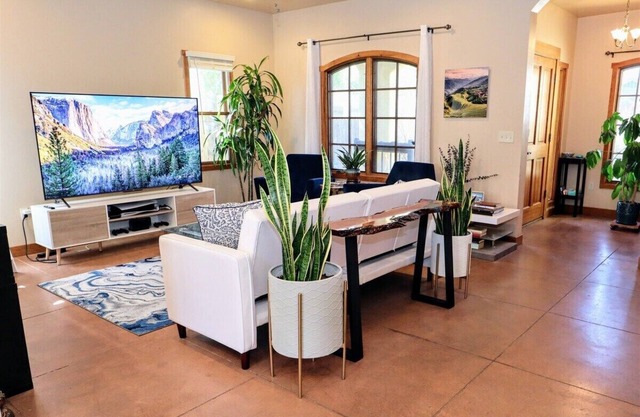 This house is a 2 bedroom(s), 3 bathrooms, located in Tucson, AZ.