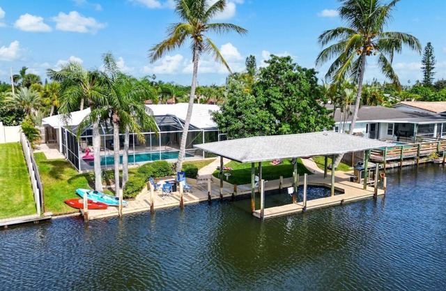 This house is a 4 bedroom(s), 2 bathrooms, located in Cocoa Beach, FL.