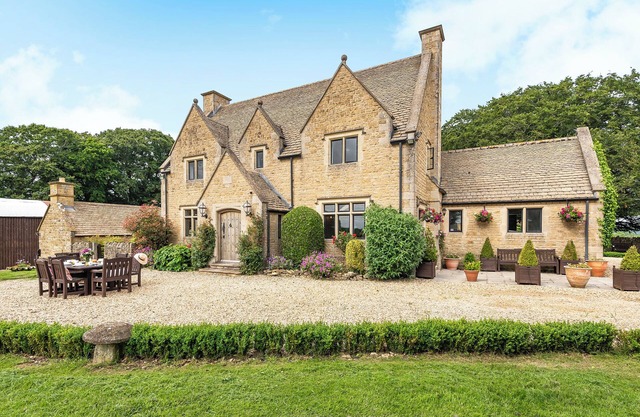 This house is a 6 bedroom(s), 3.5 bathrooms, located in Cotswolds, .