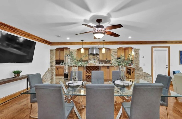 This house is a 6 bedroom(s), 4 bathrooms, located in Atlanta, GA.