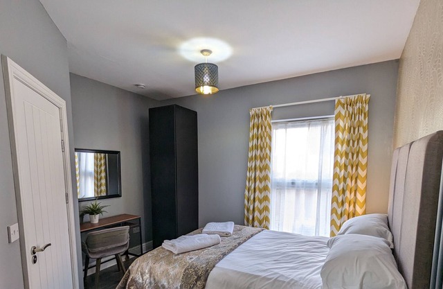 This serviced apartment is a 2 bedroom(s), 2 bathrooms, located in Birmingham, England.