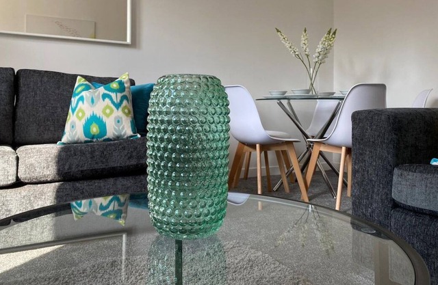 This serviced apartment is a 2 bedroom(s), 1 bathrooms, located in Blantyre, Scotland.