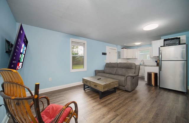This studio is a 0 bedroom(s), 1 bathrooms, located in Jacksonville, FL.