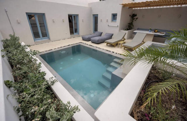 Tholaki Luxury home in Kamari with pool and jacuzzi - 5 min from the beach!