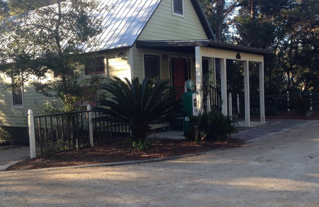 Thomas' Store- Remodeled in Oct 2021, pet friendly