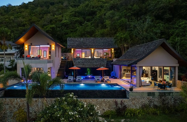 Tiga Villa : 4BR Hillside Luxury, Magical Seaview