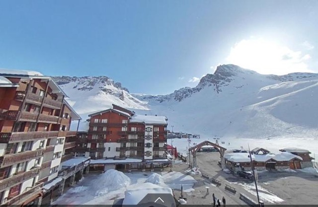 Tignes rond point des pistes vue panoramique au soleil