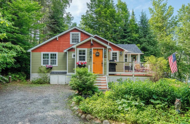 Tilman Camp - Beautifully furnished cottage tucked away on the shores of Rangeley Lake