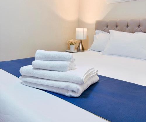 Tina House - Near Skytrain Metrotown