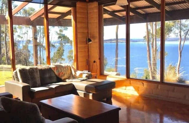 Tinderbox Cliff House Waterside 25mins to City.