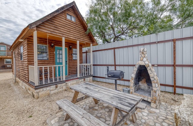 Tiny home by the Frio River - River Rock Cabin #4