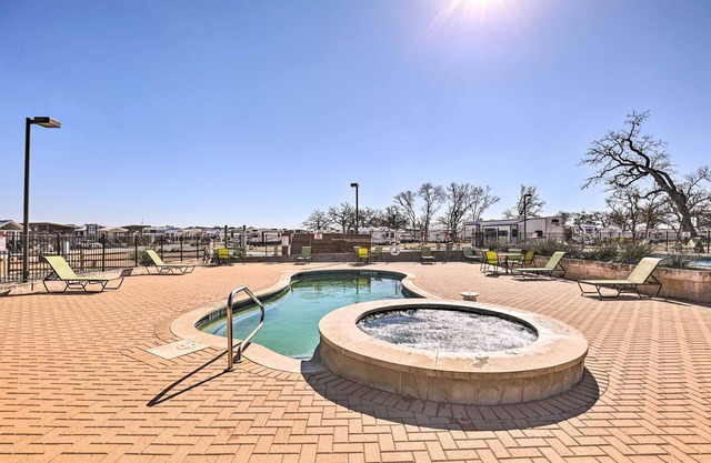 Tiny Home w/Pool Access, 8 Mi to Downtown Austin!