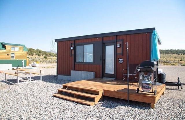 Tiny home with one queen bed and fold out couch all on main floor. Sleeps: 3