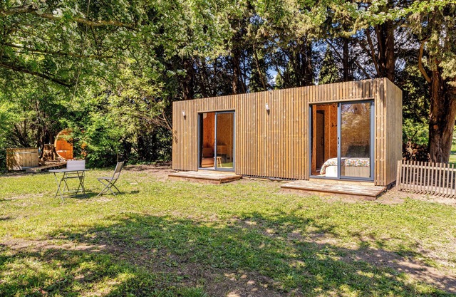 Tinyhouse & bees: an unusual stay in Provence