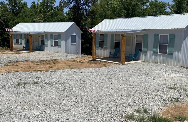 TN River Cabin! 10 mins from Interstate 40! Sleeps 5-6!