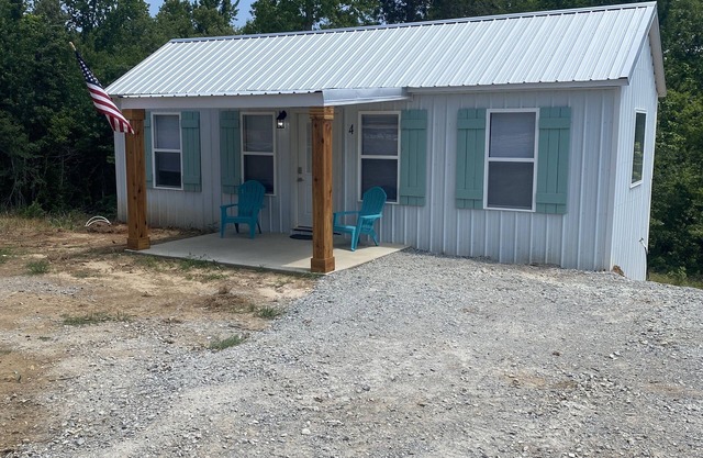 TN River Cabin! Sleeps 5-6! Located on the river! Boat ramp just feet away!