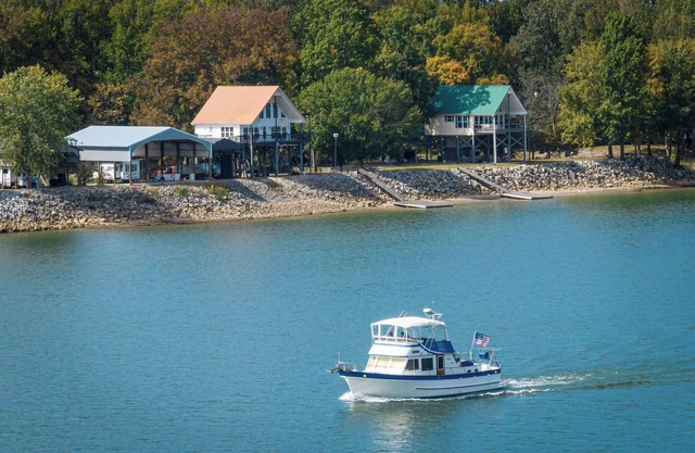 TN River house, private dock, sleeps 6, located near 2 marinas & a golf course.