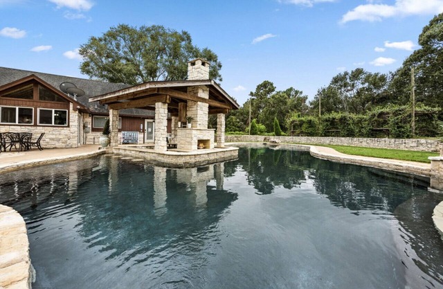 Tomball 3-Acre Event Venue - Pool, Pond, HotTub