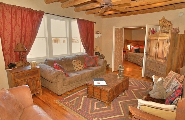 Tony's Place - 2 bdrm, 2 bath, pull out sofa