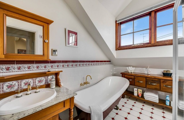 Toowoomba CBD, sleeps 8, opposite Queens Park