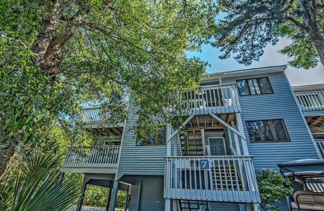 Top floor condo with community pool in Royal James BHI! Two golf carts and access to BHI Club