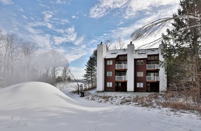 Top-floor condo with fireplace, balcony, tennis, washer/dryer & WiFi
