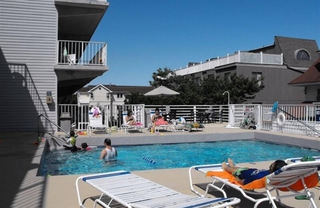Top Floor - Elevator, 2 Bed,1 Bath, 1 Block to Beach, POOL!