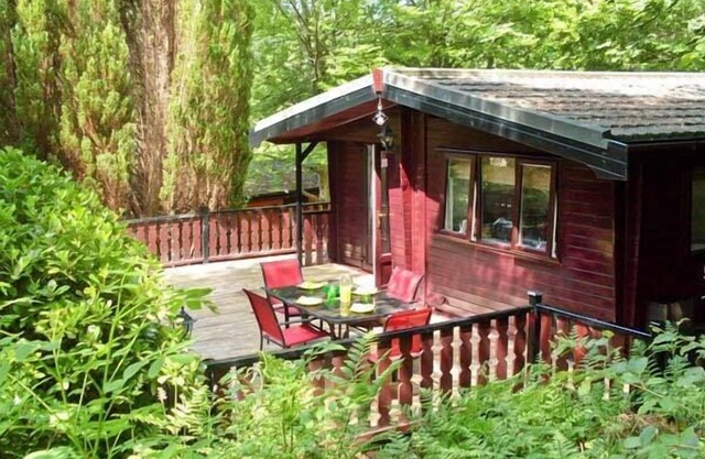 TOP LODGE, 4 SKIPTORY HOWE, pet friendly in Troutbeck Bridge