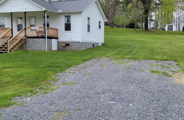 Totally Remodeled 1930's House w/Firepit & Deck close to Outdoor Adventures.