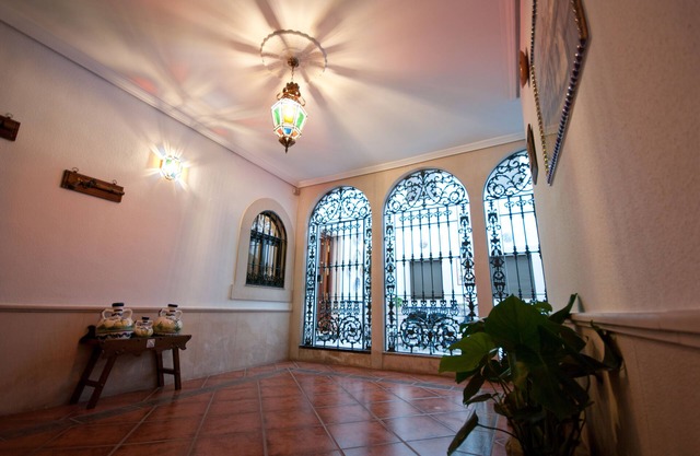 Tourist House Plaza de la Magdalena. Historic helmet. Independent house. Playground