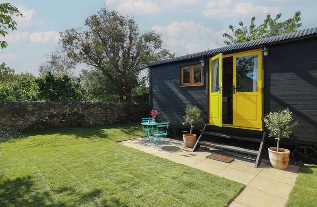 TOWER HUT, pet friendly, country holiday cottage in Ryde