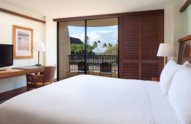 Tower Standard King at Royal Lahaina Resort