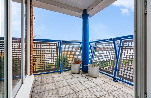 Town centre apartment with balcony & free parking space!