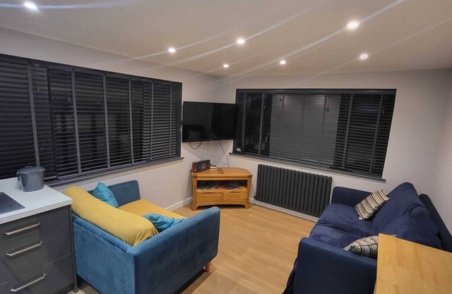 Town Centre Modern 1 Bed Self-contained Apartment